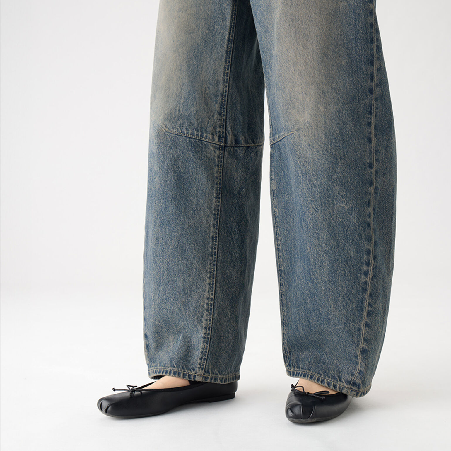 膝のダーツやサイドの切り替え位置にこだわり、丸みがあるのにすっきりとした印象に。