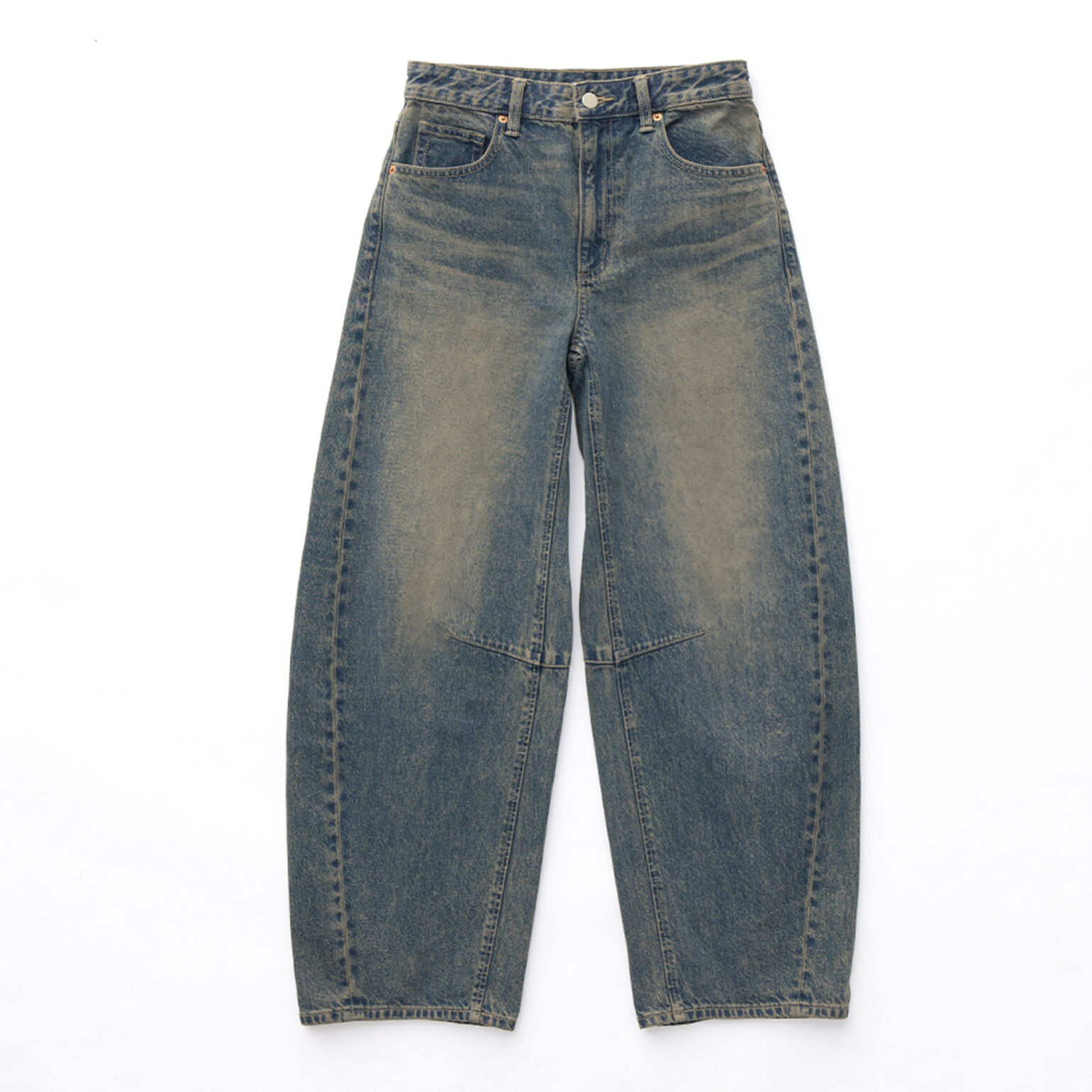 ボリュームのあるひざ下と裾とのメリハリが特徴。