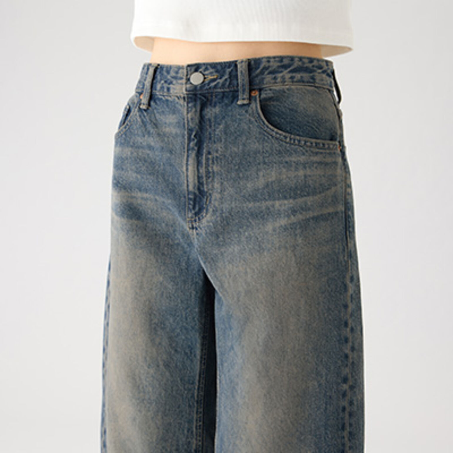 腰まわりをすっきりみせるライズ設計。