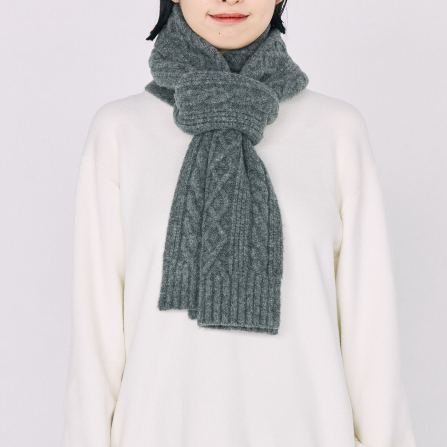 完全ガイド】定番から話題まで！おしゃれなマフラー・ストールの巻き方