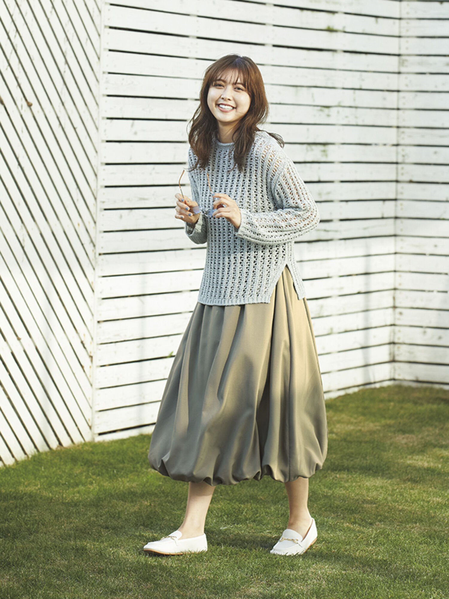 スカートまくっている画像 トレンドの“バブルシルエット”はどう着る？ スタイリストが着こなしを指南【入門編・応用編】｜GU TOPICS