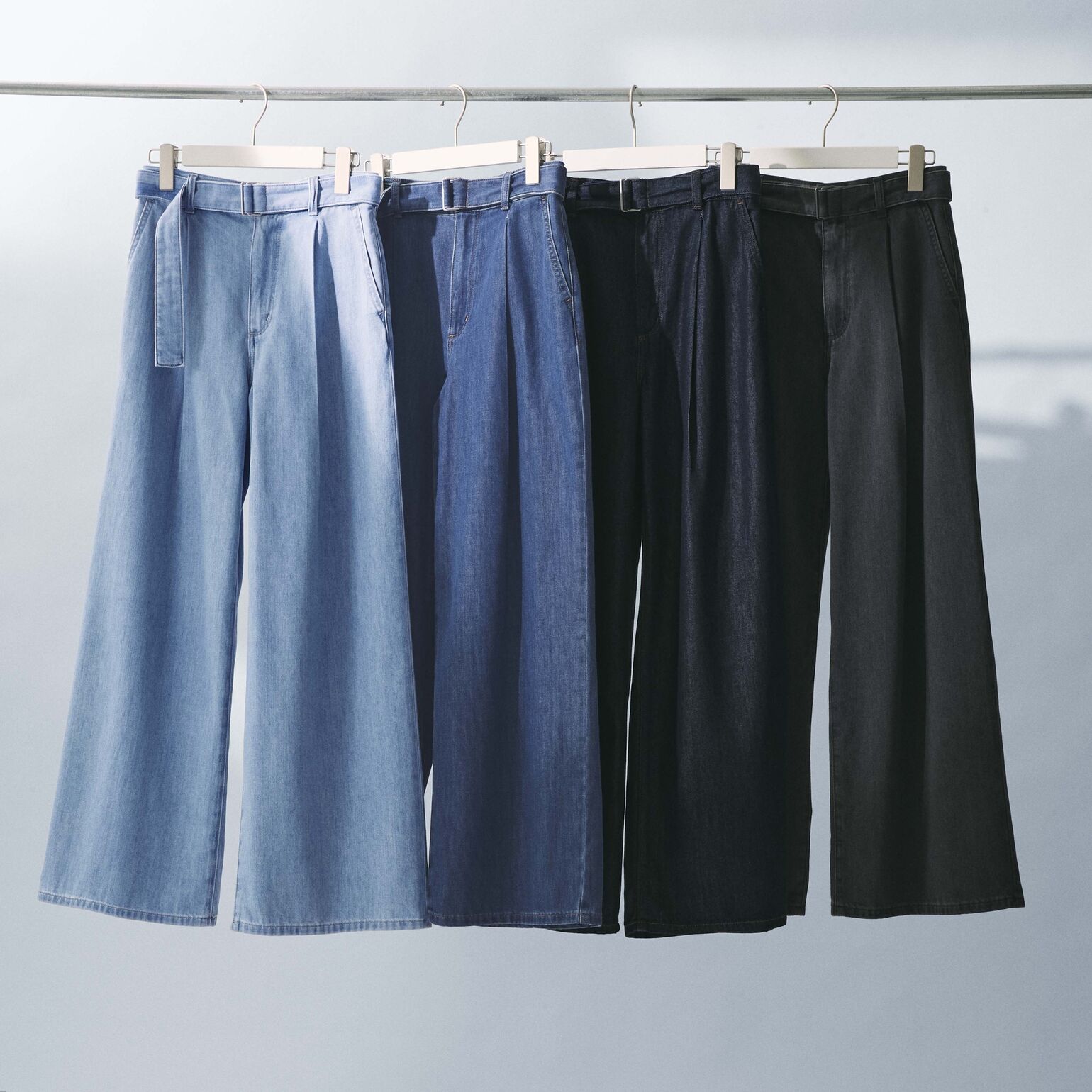 接触冷感機能付きの軽くてやわらかいデニムだから、夏もさらりとはきこなせる1本。共地のベルト付きで、ウエストインでもアウトでもキマるのが魅力。