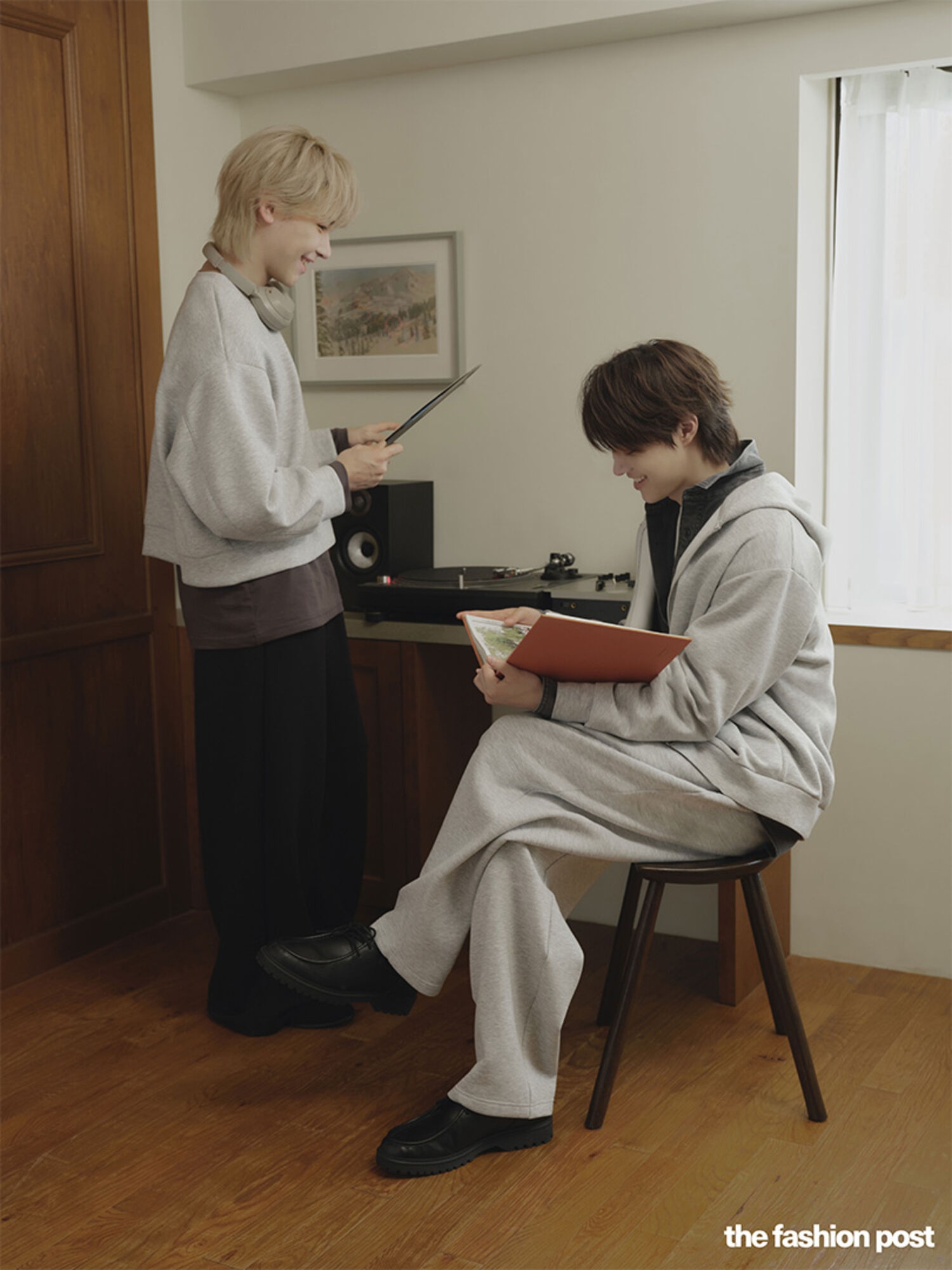 パフスウェットを着てリラックスしているEJ (ウィジュ)さんと NICHOLAS (ニコラス)さん