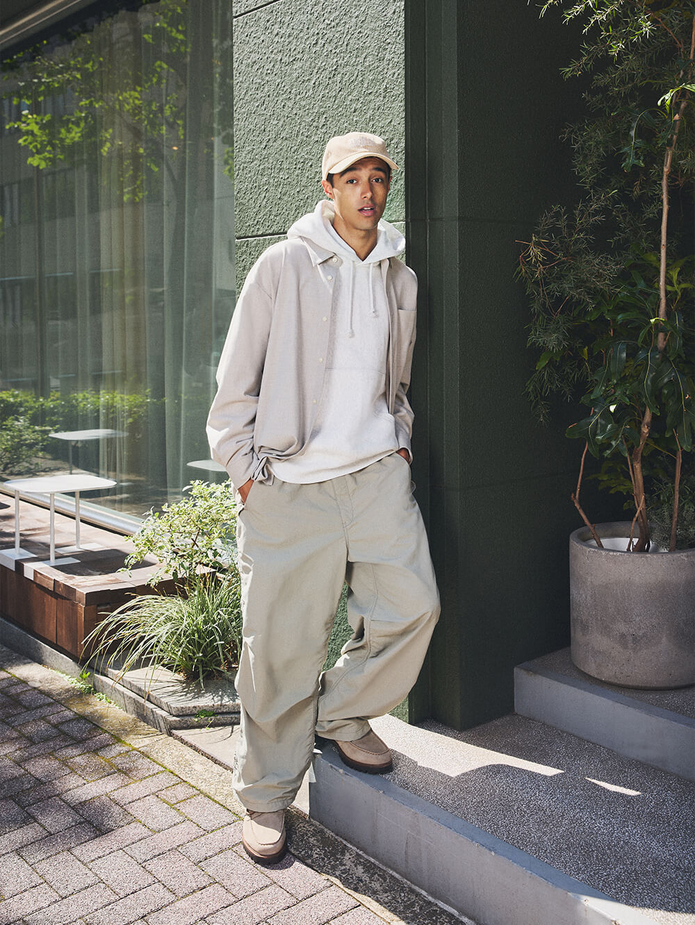 オーバーサイズのシャツはこなれた羽織りものとして大活躍