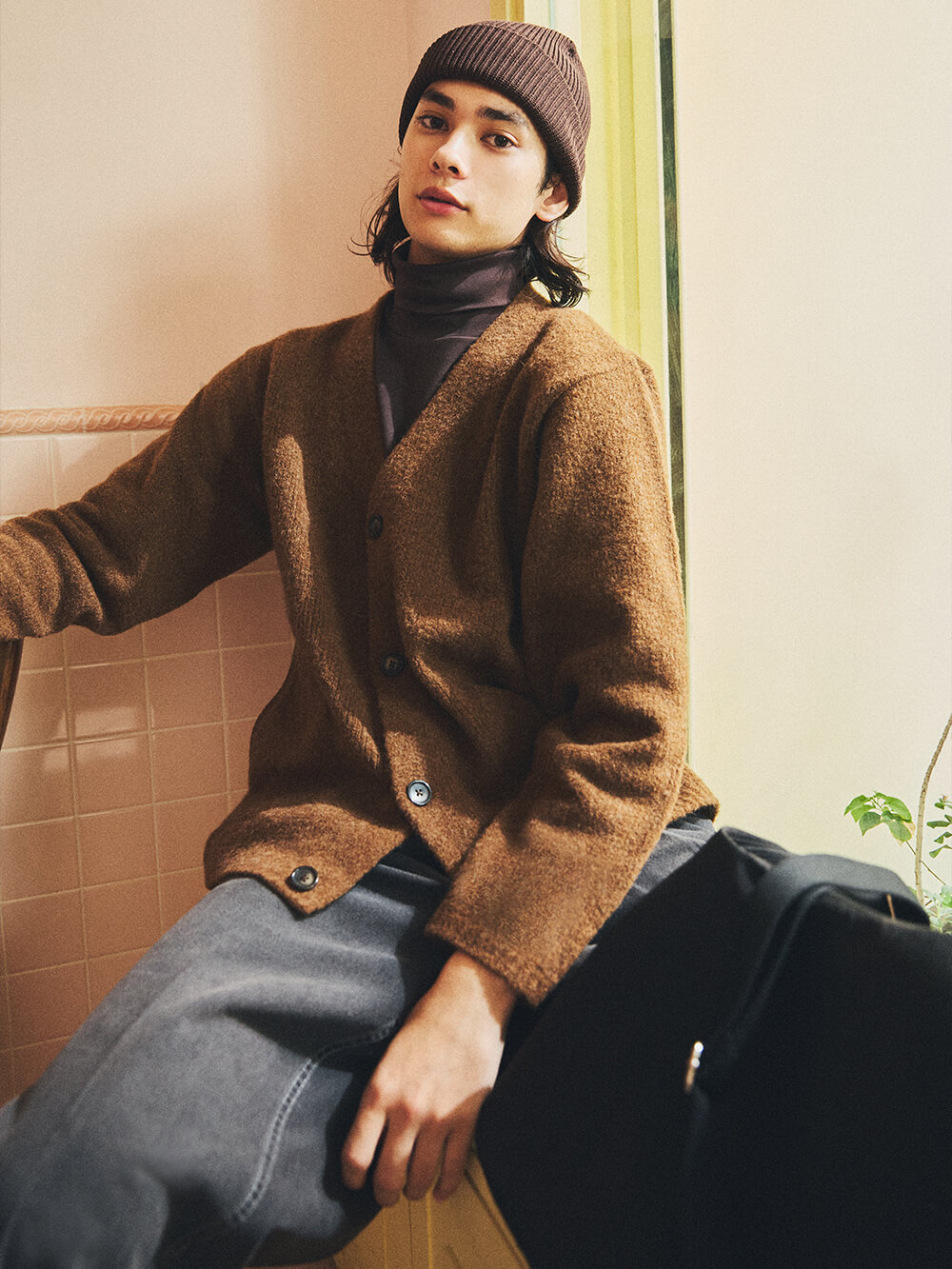 知的なムードで着こなしたいVネックの起毛カーディガン