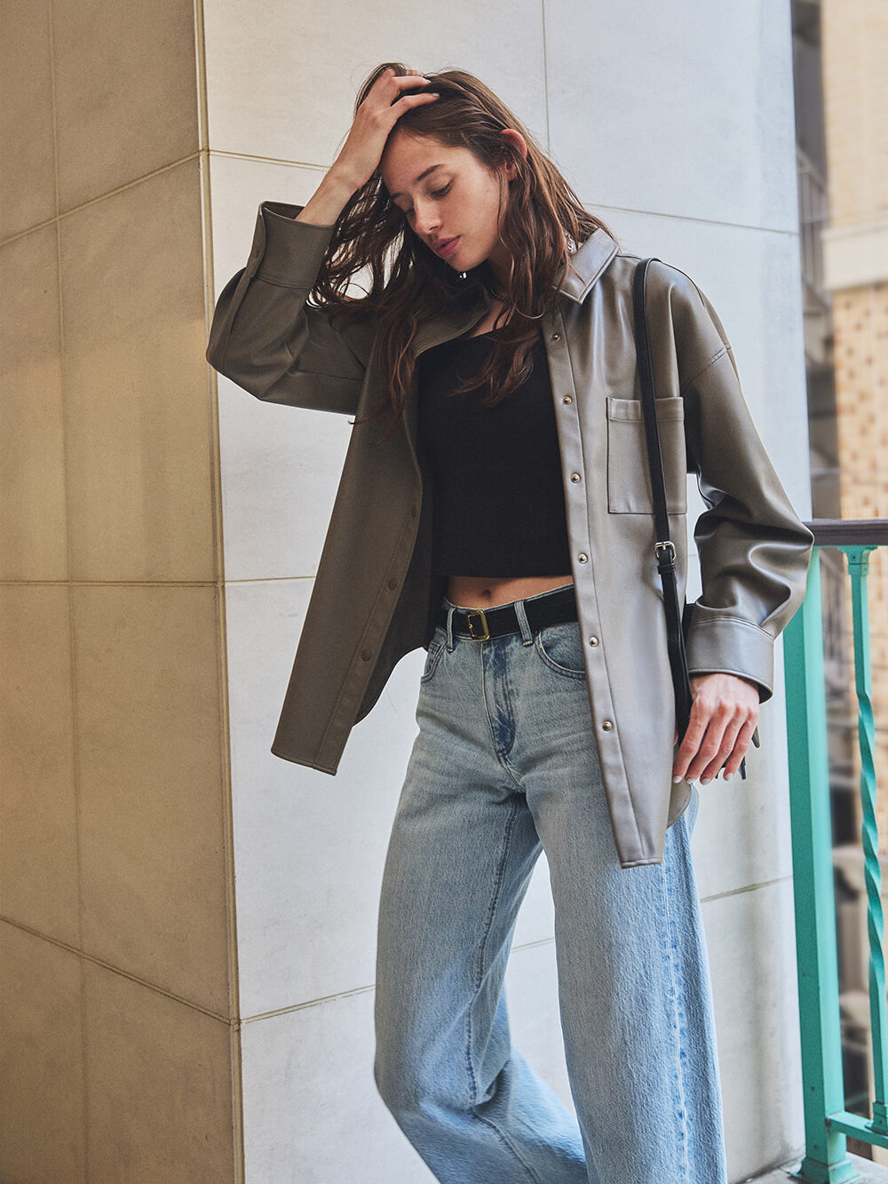 デニムに合わせるだけでクールに決まるレザー風シャツ