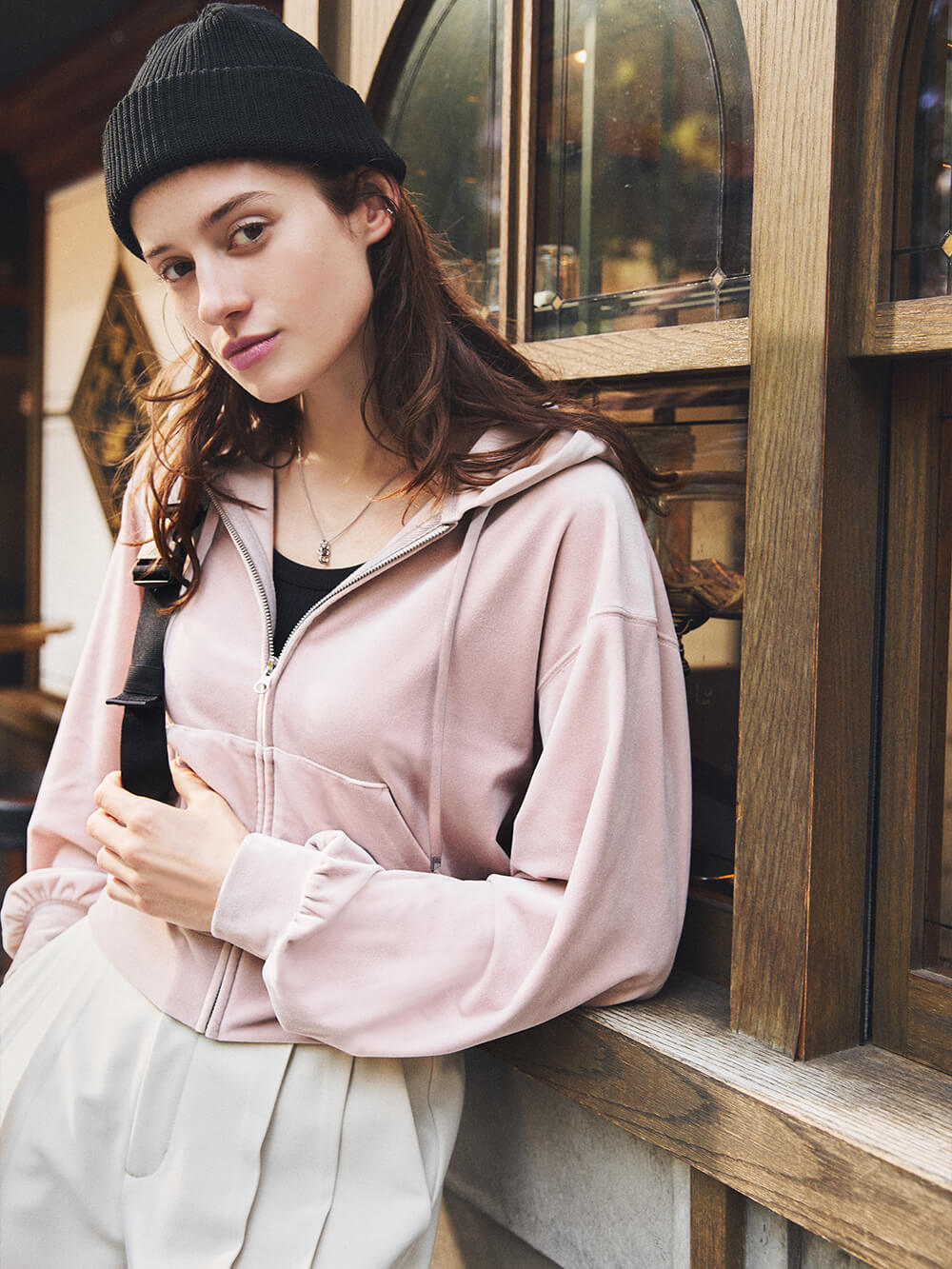 ショート丈のベロアパーカでいつものカジュアルをアップデート