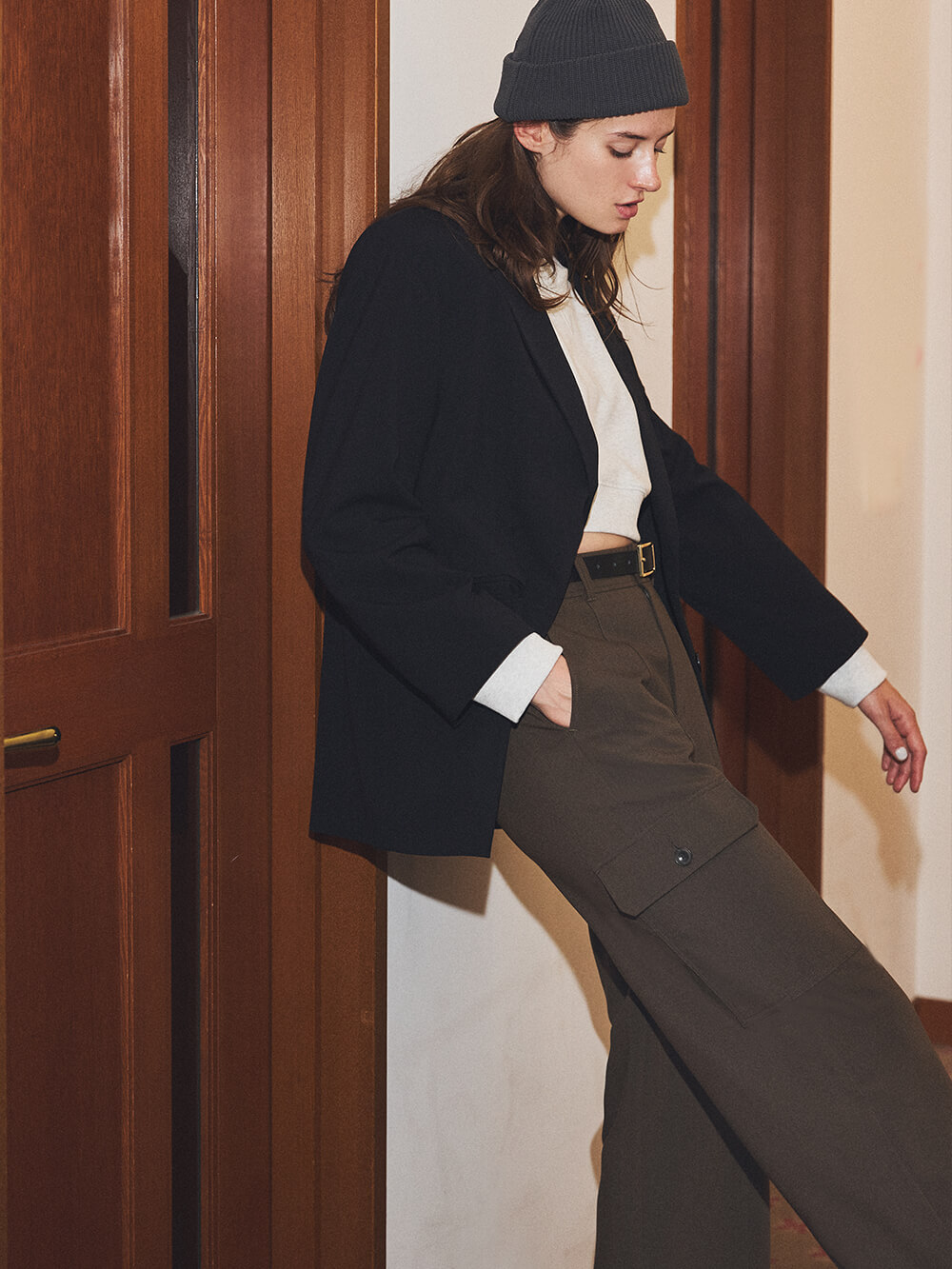 都会的なクールな女性像へと導く秋仕様のカーゴパンツ