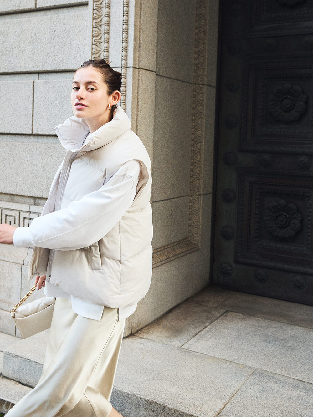 タフなヒートパデットベストでフェミニンを自分らしく