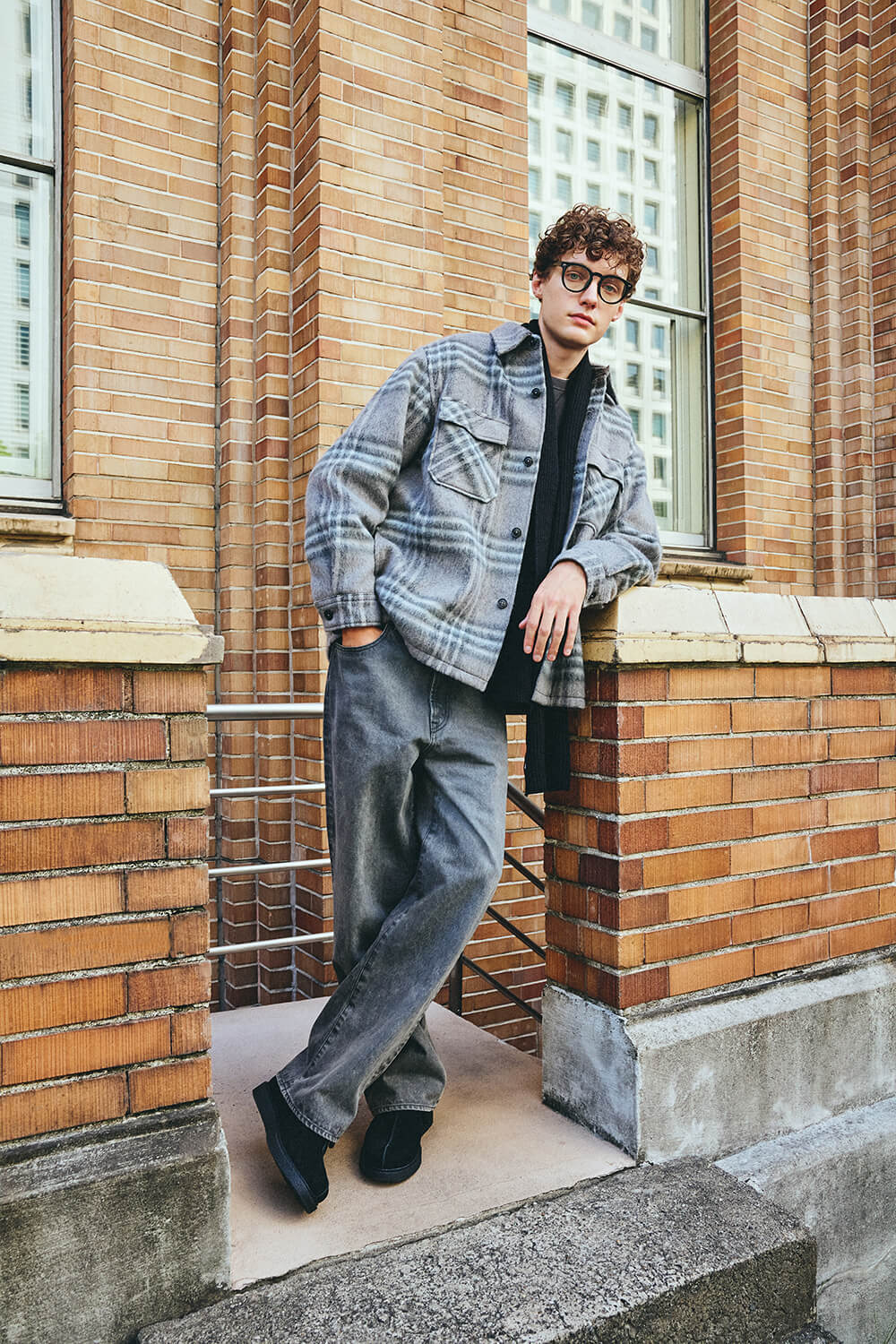 知的なムードで着こなしたいVネックの起毛カーディガン