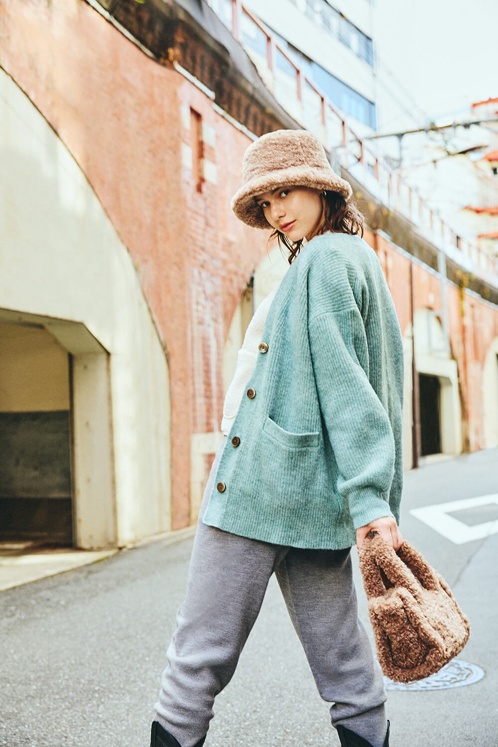 知的なムードで着こなしたいVネックの起毛カーディガン