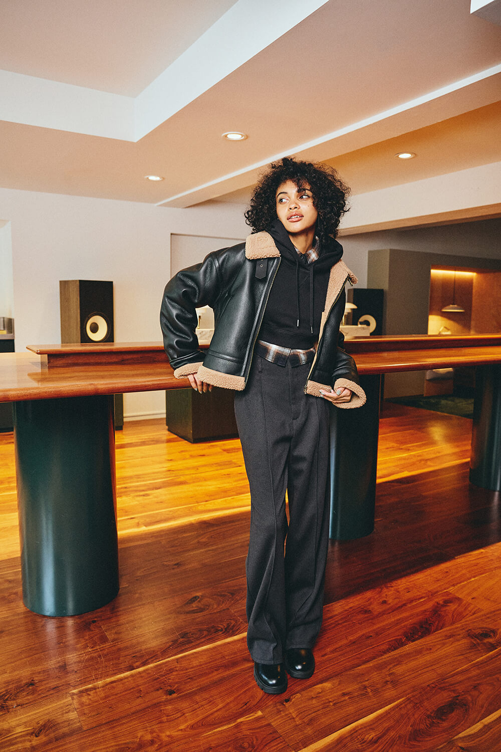 知的なムードで着こなしたいVネックの起毛カーディガン