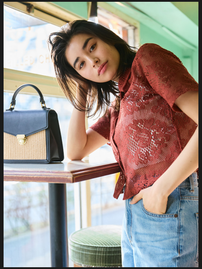 レンガ色の総レーストップスでレトロな気分を楽しむ_2