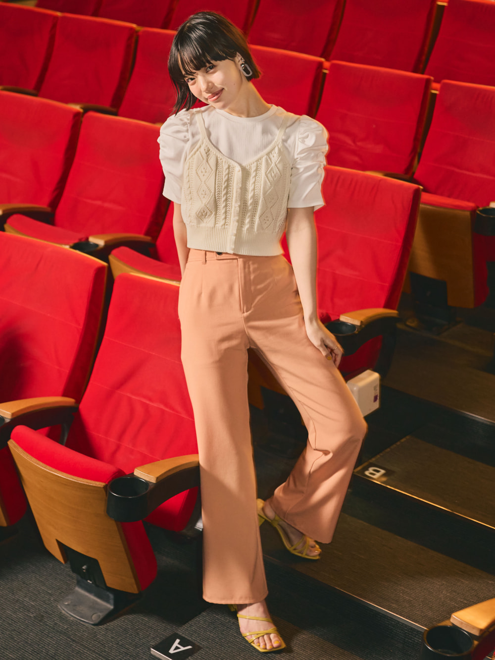 シャーリングトップスにニットキャミを重ねて今っぽく_1