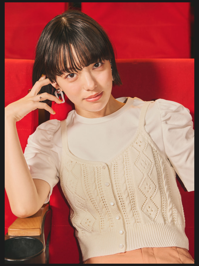 シャーリングトップスにニットキャミを重ねて今っぽく_2